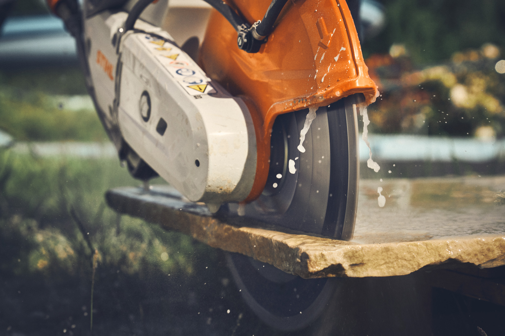 Close-up of cutting paving slabs with the STIHL TSA 300 cordless cut-off sander