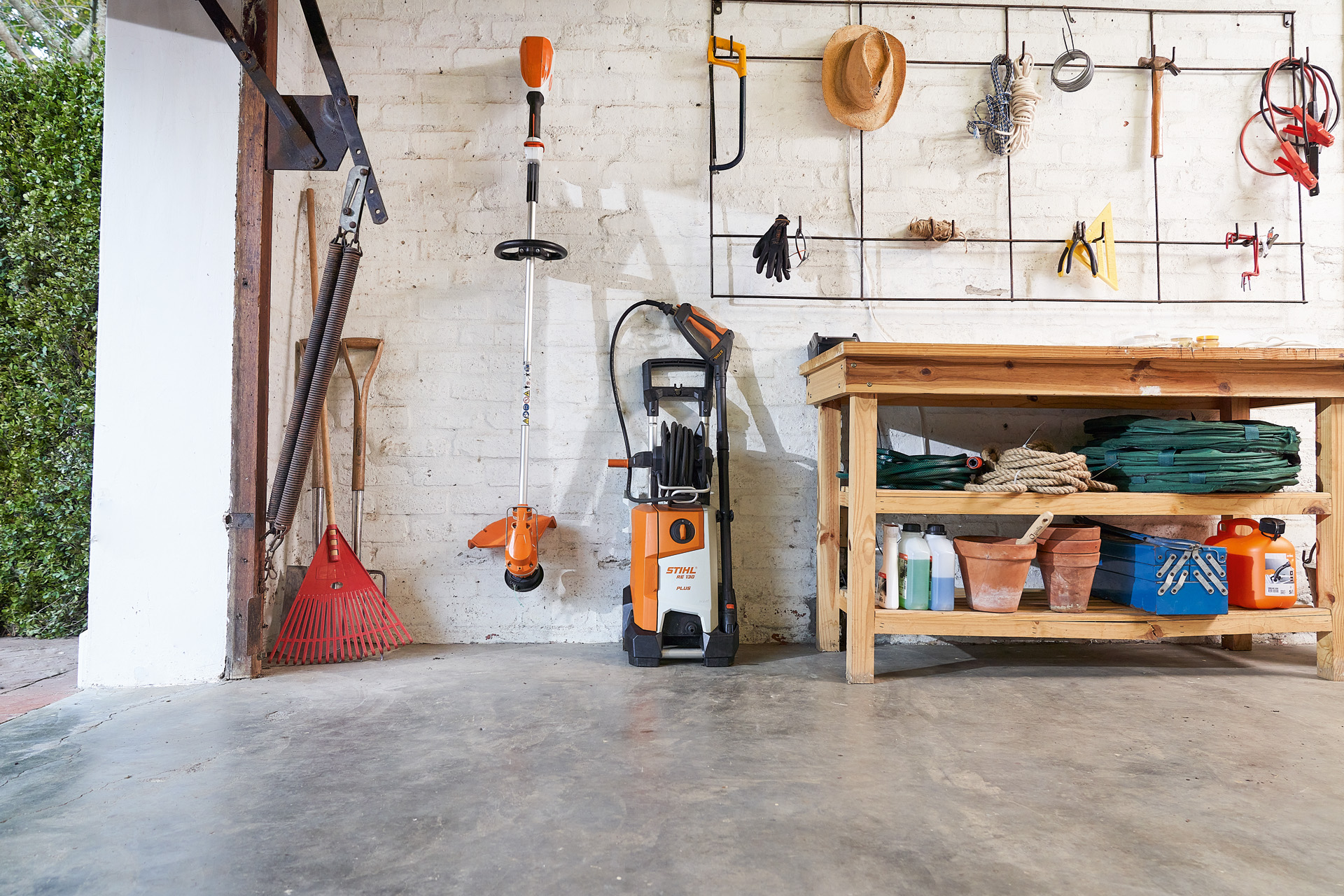 Storing a STIHL high-pressure cleaner and a STIHL cordless brushcutter in a garage